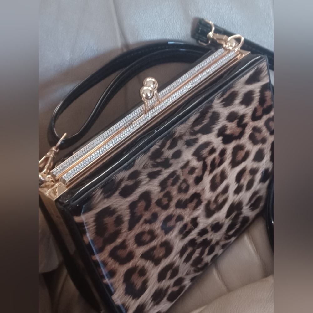 Low start Kiss lock Leopard Print Frame Crossbody Bag in Black and Brown - Picture 3 of 5